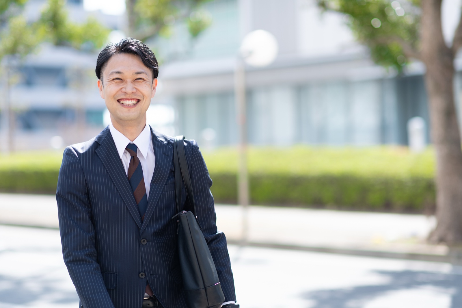 鞄を持って訪問する営業スタッフ